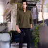 Camisa básica de lino color verde militar FOR2801 — vista posterior
