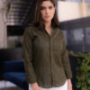 Camisa básica de lino color verde militar EQ444 — en modelo