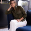 Camisa básica de lino color verde militar FOR2807 — vista lateral