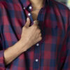Camisa de cuadros vino y marino FOR2804 — en modelo
