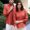Camisa básica de lino color ladrillo EQ438 — detalle