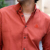 Camisa básica de lino color ladrillo FOR2789 — vista lateral