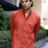 Camisa básica de lino color ladrillo FOR2789 — detalle