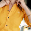 Camisa básica de lino color amarillo FOR2808 — vista lateral