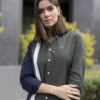 Camisa de combinaciones y franjas verde militar EQ450 — en modelo