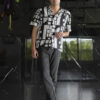 Camisa de manga corta con estampado negro y blanco FOR2813 — detalle