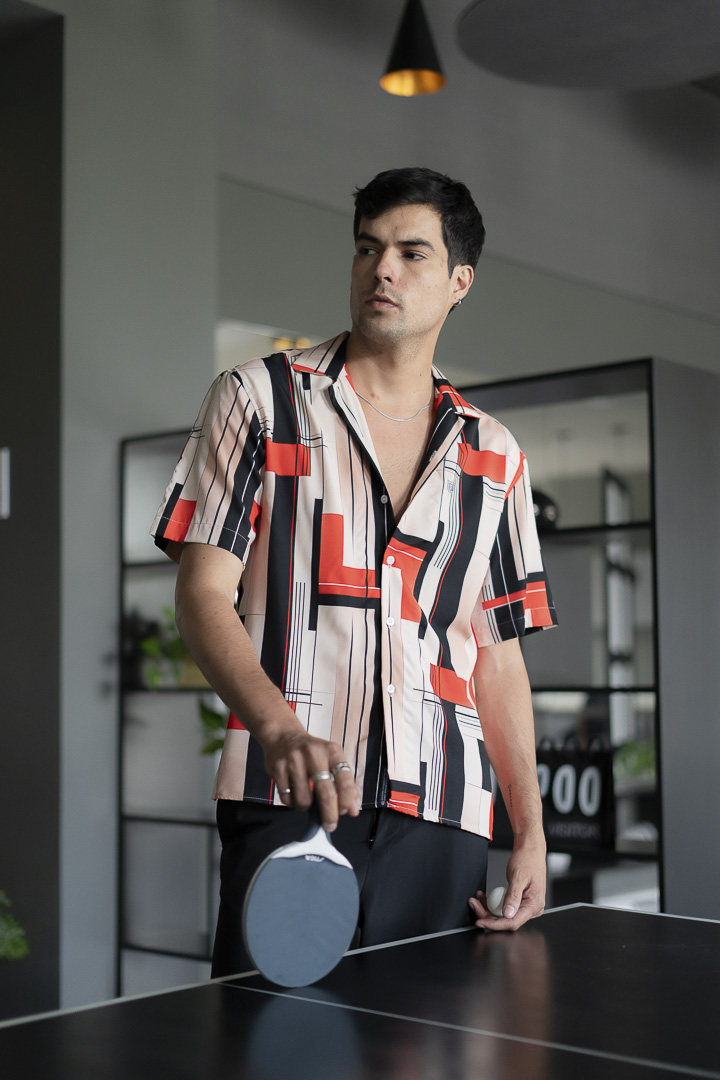 Camisa de manga corta con estampado negro y beige FOR2814 — vista frontal