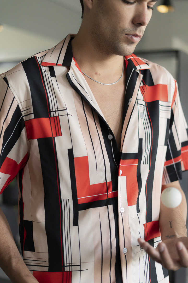 Camisa de manga corta con estampado negro y beige FOR2814 — vista posterior
