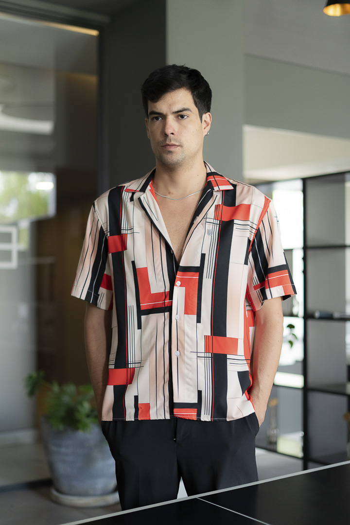 Camisa de manga corta con estampado negro y beige FOR2814 — vista lateral