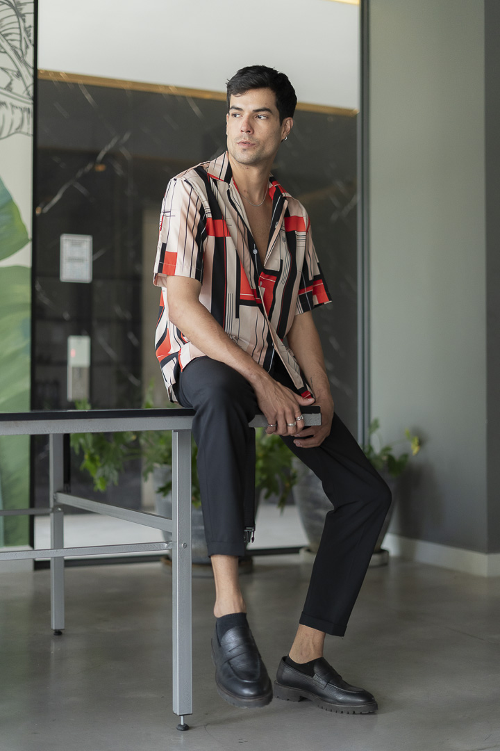 Camisa de manga corta con estampado negro y beige FOR2814 — detalle