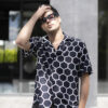 Camisa de manga corta con estampado marino y blanco FOR2815 — detalle