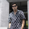 Camisa de manga corta con estampado marino y blanco FOR2815 — en modelo
