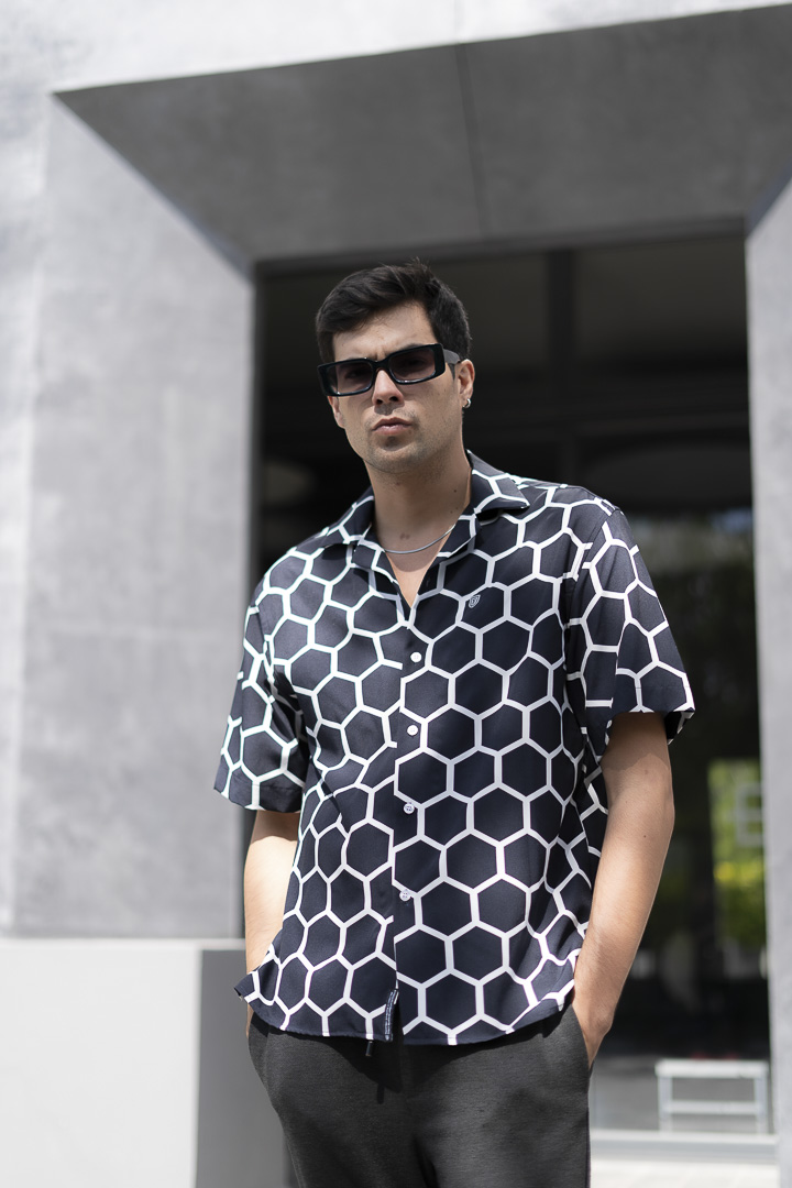 Camisa de manga corta con estampado marino y blanco FOR2815 — en modelo