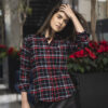 Camisa de franela de cuadros negro, gris y rojo FOR2837 — detalle