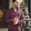 Camisa de franela de cuadros rojo y negro EQ456 — en modelo