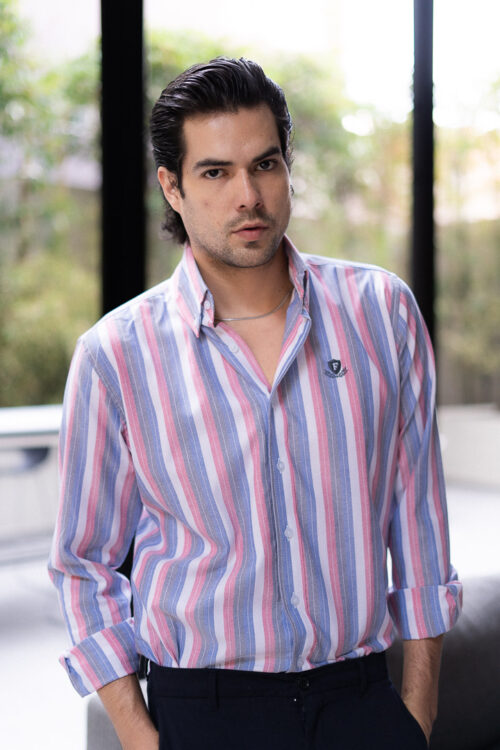 Camisa de rayas rojas EQ465 — en modelo
