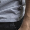 Playera básica gris claro TS101 — detalle de tela