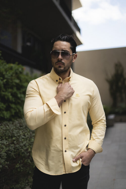 Camisa básica amarilla EQ469 — en modelo