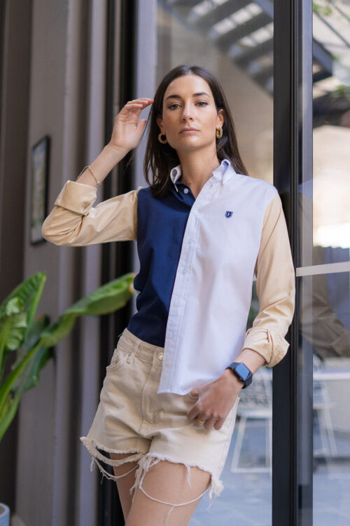 Camisa de combinaciones blanca, azul marino y beige EQ478 — en modelo