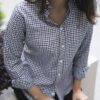 Camisa de mini cuadros verde y marino FOR2861 — en modelo