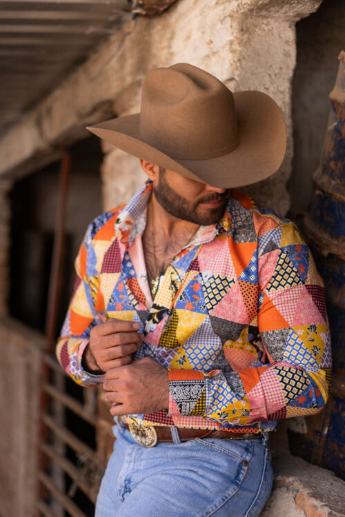 Camisa multicolor con estampados triangulares FOR2865 — vista posterior