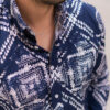 Camisa azul con estampados FOR2862 — detalle de tela