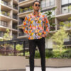 Camisa multicolor con estampados triangulares FOR2865 — en modelo