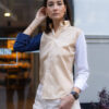 Camisa de combinaciones beige, marino y blanco EQ474 — en modelo