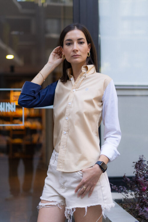 Camisa de combinaciones beige, marino y blanco EQ474 — en modelo