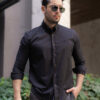 Camisa básica negra EQ482 — en modelo