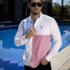 Camisa de combinaciones blanco, cielo y rojizo EQ489 — en modelo