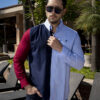 Camisa de combinaciones azul cielo, marino y vino EQ494 — en modelo