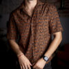 Camisa de manga corta con estampado de hoja café FOR2948 — en modelo