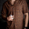 Camisa de manga corta con estampado de hoja café FOR2948 — vista lateral