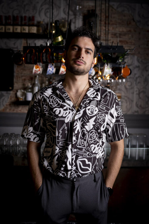 Camisa de manga corta con estampado graffiti color carbón FOR2942 — vista frontal