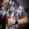 Camisa de manga corta con estampado graffiti color carbón FOR2942 — vista posterior