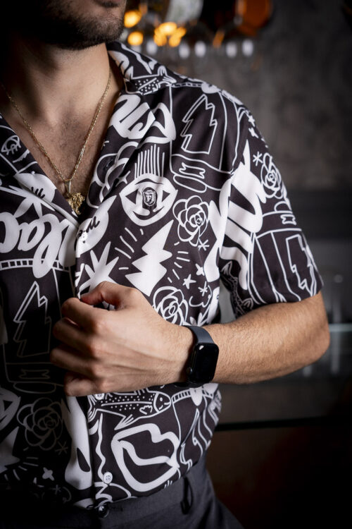 Camisa de manga corta con estampado graffiti color carbón FOR2942 — vista posterior