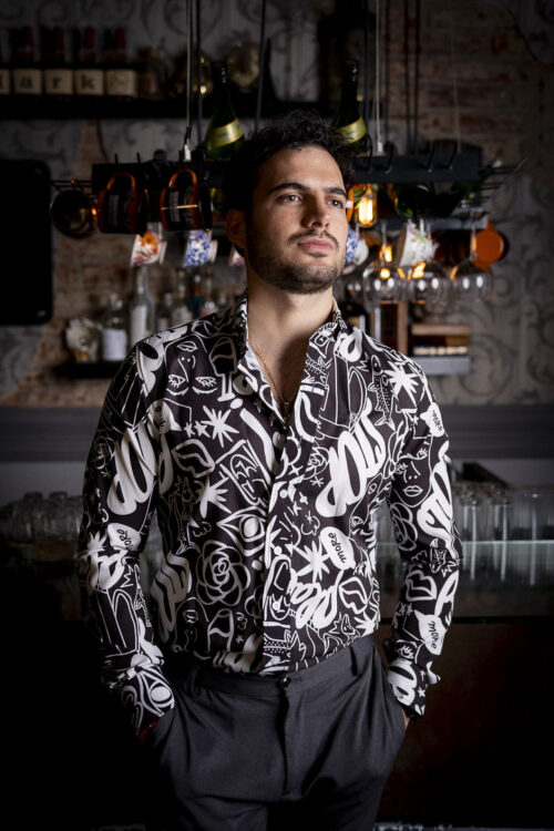 Camisa con estampado graffiti color carbón FOR2943 — vista frontal
