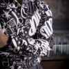 Camisa con estampado graffiti color carbón FOR2943 — detalle