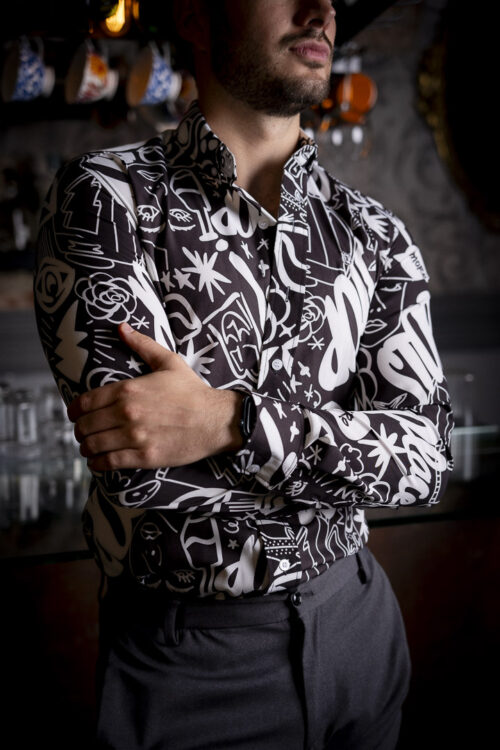 Camisa con estampado graffiti color carbón FOR2943 — vista posterior
