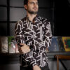 Camisa con estampado geométrico color carbón FOR2941 — en modelo