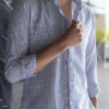 Camisa corrugada de rayas azules y blancas EQ500 — en modelo