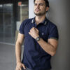 Playera polo elite marino y verde POL0010 — en modelo