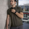 Playera polo verde militar POL0006 — en modelo