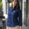 Camisa de cuadros azul marino EQ503 — en modelo