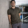 Playera polo verde militar POL0006 — vista lateral