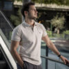 Playera polo beige POL0007 — en modelo