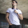 Playera polo elite blanca y marino POL0008 — en modelo