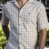 Camisa de manga corta de mini cuadro beige y verde rústico FOR2951 — detalle