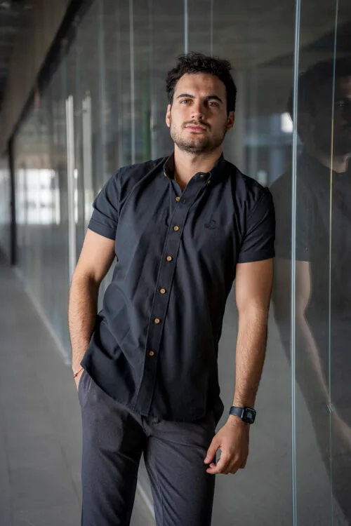 Camisa de manga corta negra FOR2966 — vista frontal